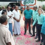 ఇష్టారాజ్యంగా రోడ్డు మధ్యలో వాహనాల నిలుపుదల*