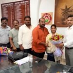50 మంది శ్రీ విద్యా వికాస్ పాఠశాల సిబ్బందికి స్వీట్స్ బాక్సులు పంపిణీ, శ్రీ విద్యా వికాస్ యాజమాన్యం సభ్యులు స్వర్గీయ ఎస్.వి రమణ మూర్తి గారి ఏడవ వర్ధంతి సందర్భంగా,