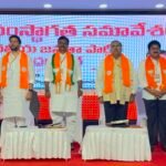 మోహినికుంటలో CMRF చెక్కుల పంపిణీ.. బాధిత కుటుంబాలకు కాంగ్రెస్ నాయకుల భరోసా
