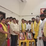 రాత్రి ప్రమాదాల నివారణకు వీధి జంతువులకు రేడియం మెడ బ్యాండ్లు పంపిణీ