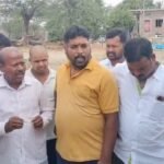 భార్యపై భర్త కత్తితో దాడి* *ఏన్కూరు పోలీస్ స్టేషన్ లో ఘటన* *తీవ్రంగా గాయపడిన మహిళ* *ఖమ్మం ప్రభుత్వ ఆసుపత్రికి* *తరలింపు కేసు నమోదు చేసిన పోలీసులు