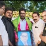 పి.గన్నవరం ఎస్ఐ నరసింహమూర్తిని సత్కరించిన విలేకరులు