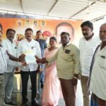 కష్టకాలంలో కరుణ చూపిన క్లాస్‌మేట్స్.. వైద్యానికి రూ.25 వేల సాయం