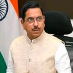 నీట్–సీబీఎస్‌ఈ అక్రమాలకు బాధ్యత వహిస్తూ కేంద్ర విద్యాశాఖ మంత్రి ధర్మేంద్ర ప్రధాన్ రాజీనామాను రాష్ట్రపతి తక్షణమే ఆమోదించాలి – ప్రధానమంత్రి నరేంద్ర మోడీ దేశ ప్రజలకు క్షమాపణ చెప్పాలి – నీట్ తదితర పరీక్షల పేపర్ లీక్ వ్యవహారంపై జ్యుడీషియల్ విచారణ జరిపించాలి: జిల్లా కాంగ్రెస్ కమిటీ అధ్యక్షురాలు ఎన్.డి. విజయ జ్యోతి కడప, జూలై 25 (పున్నమి ప్రతినిధి): దేశవ్యాప్తంగా నీట్, సీబీఎస్‌ఈ పరీక్షల నిర్వహణలో చోటుచేసుకున్న అక్రమాలు, అవకతవకలు, నిర్లక్ష్యం కారణంగా లక్షలాది మంది విద్యార్థులు, యువత భవిష్యత్తు ప్రమాదంలో పడిందని, ఈ పరిస్థితికి పూర్తి బాధ్యత వహిస్తూ కేంద్ర విద్యాశాఖ మంత్రి ధర్మేంద్ర ప్రధాన్ సమర్పించిన రాజీనామాను భారత రాష్ట్రపతి తక్షణమే ఆమోదించాలని జిల్లా కాంగ్రెస్ కమిటీ అధ్యక్షురాలు ఎన్.డి. విజయ జ్యోతి డిమాండ్ చేశారు.