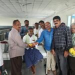మొక్కలు పంచుతూ.. పచ్చని భవిష్యత్తుకు బాటలు