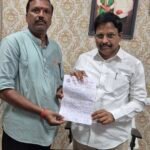 ప్రత్యేక టెట్ నిర్వహణ చేయాలని వినతి పత్రం అందిస్తున్న రికగ్నైజ్డ్ ఉపాధ్యాయ పండిత పరిషత్తు రాష్ట్ర గౌరవ అధ్యక్షులు