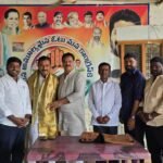 Former MPP Janagama Sarath Rao visits Bommena Ravinder Rao’s family