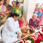 డ్రగ్స్ మత్తులో పోలీస్ లను కార్ తో డీ కొట్టిన యువకుడు