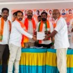 “ఎస్ఐఆర్” లో బిఎల్ఓ ఓటు నమోదు పక్రియను పరిశీలించిన తహసీల్దార్ వెంకటరమణ.