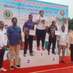 శ్రీకాళహస్తీశ్వరుడికి రూ. లక్ష విరాళం అందజేసిన విశాఖపట్నంకు చెందిన భక్తులు