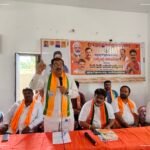 బిఆర్ఎస్ కొత్తూరు గ్రామ వారు భారీ కొవ్వొత్తుల ర్యాలీ నిర్వహించారు. సుదర్శన్ రెడ్డి గారికి ఘనంగా శ్రద్ధాంజలి నటించిన నాయకులు