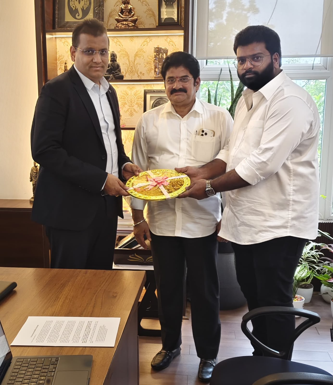 సీఎం ప్రత్యేక ప్రధాన కార్యదర్శులను కలిసిన ఎమ్మెల్యే నల్లమిల్లి, మనోజ్రెడ్డి