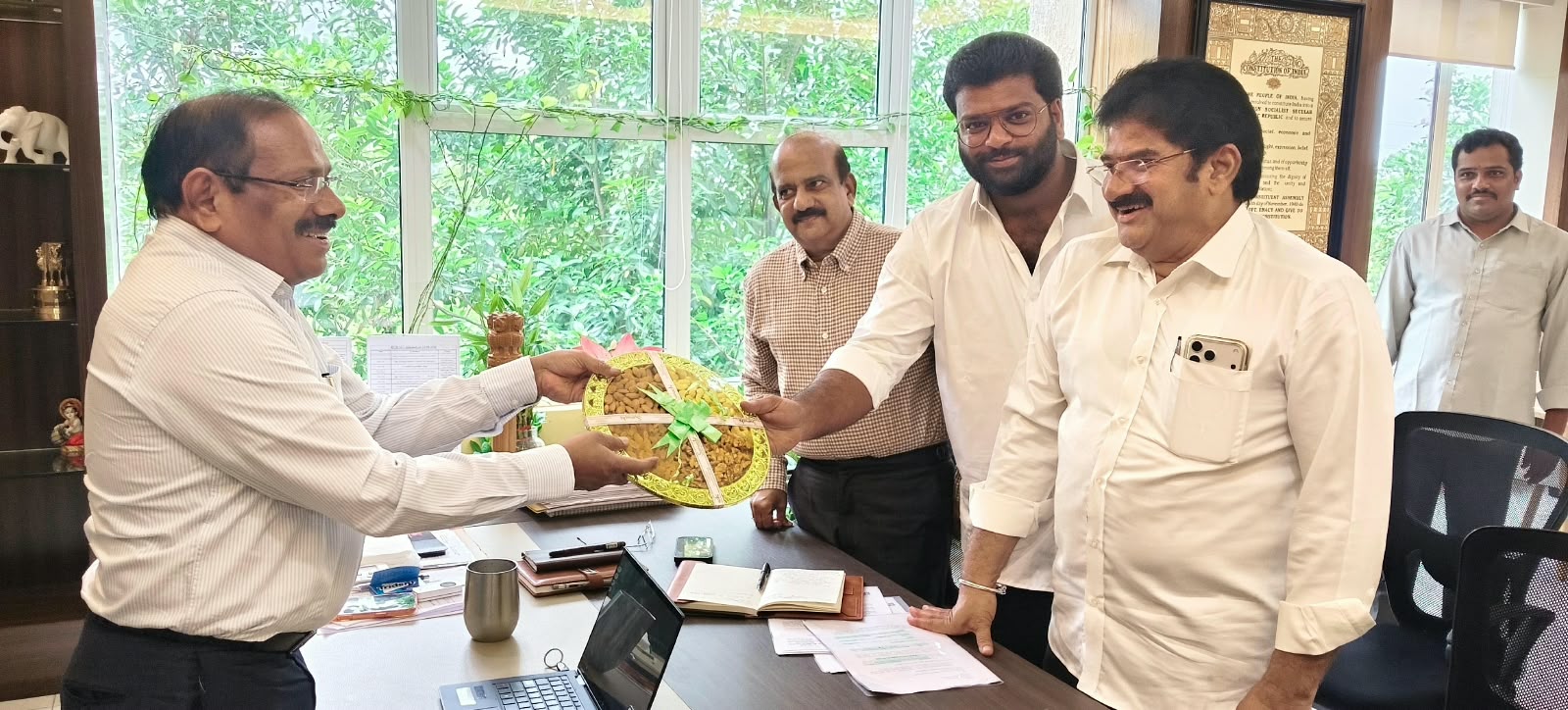 సీఎం ప్రత్యేక ప్రధాన కార్యదర్శులను కలిసిన ఎమ్మెల్యే నల్లమిల్లి, మనోజ్రెడ్డి