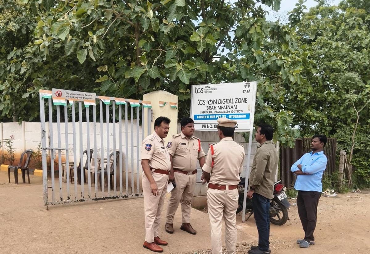 నీట్ పీజీ పరీక్షకు పటిష్ఠ భద్రత పరీక్షా కేంద్రంలో ఏర్పాట్లను పరిశీలించిన ఏసీపీ రాజు, ఇన్‌స్పెక్టర్ మహేందర్ రెడ్డి