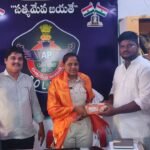 మునిగడప పద్మా అధికారులను ప్రశ్నించారు
