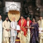 ముఖ్యమంత్రి శ్రీ నారా చంద్రబాబు నాయుడు మర్యాదపూర్వకంగా కలిసిన ఎమ్మెల్యే వి.ఎం. థామస్ మరియు వెదురుకుప్పం మండల అధ్యక్షుడు గురసాల కిషన్ చంద్*