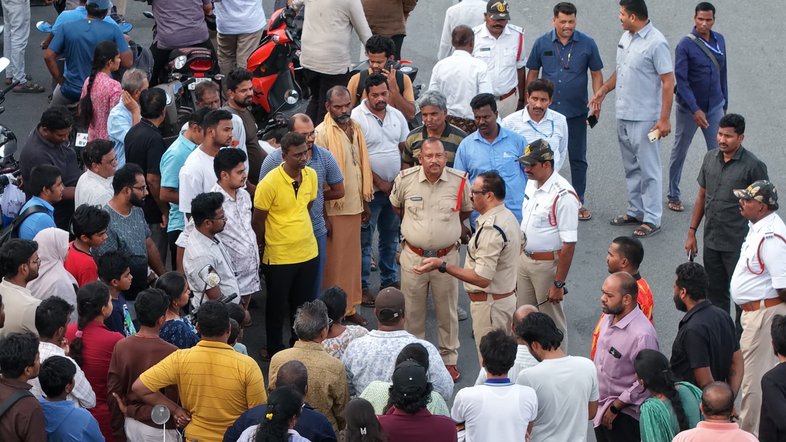 తిరుపతి జిల్లా పోలీస్ శాఖ. *గరుడ వారధిపై ప్రత్యేక హెల్మెట్ తనిఖీలు.*
