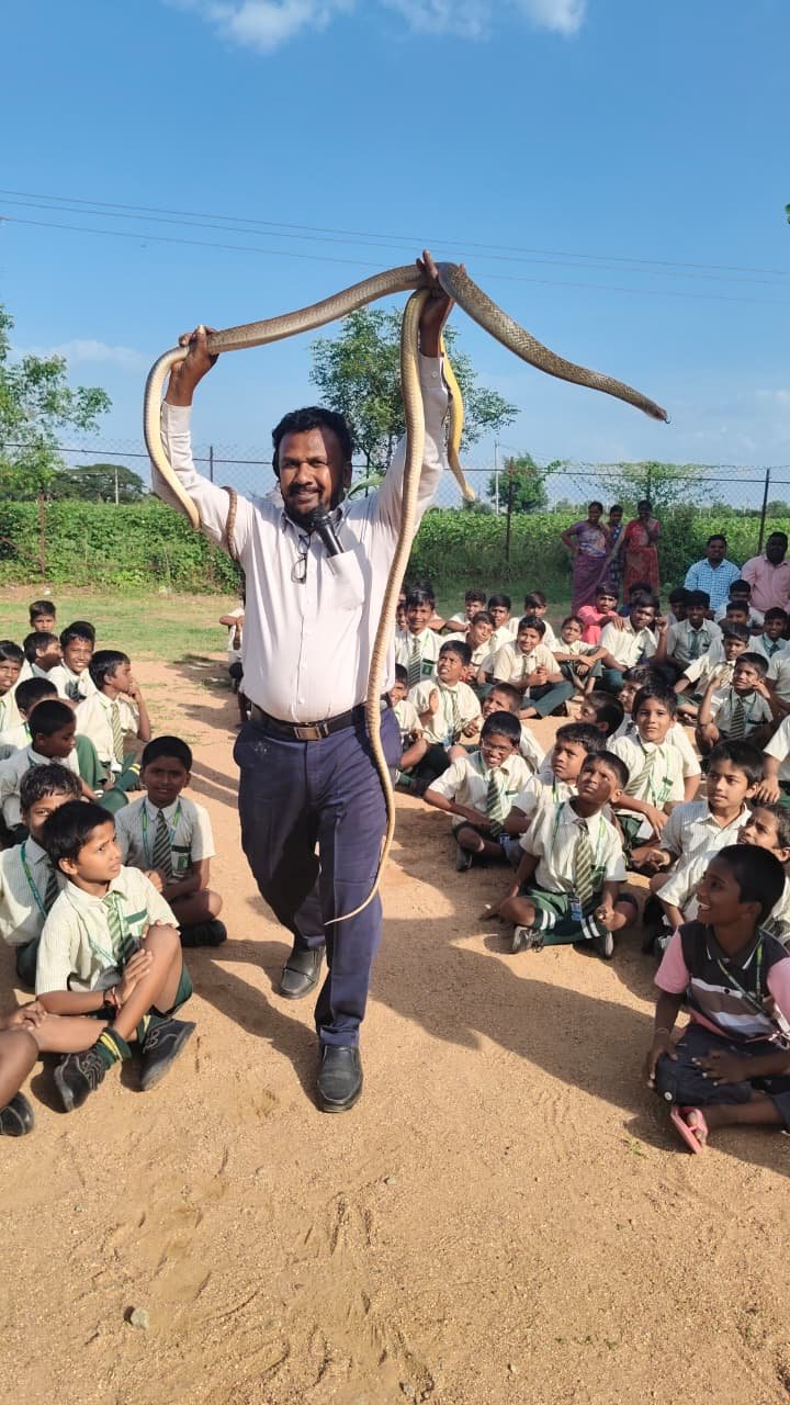 బిజినపల్లి :పాములతోనే పర్యావరణ సమతుల్యత: ఆల్ సెయింట్స్ పాఠశాలలో ప్రత్యేక కార్యక్రమం