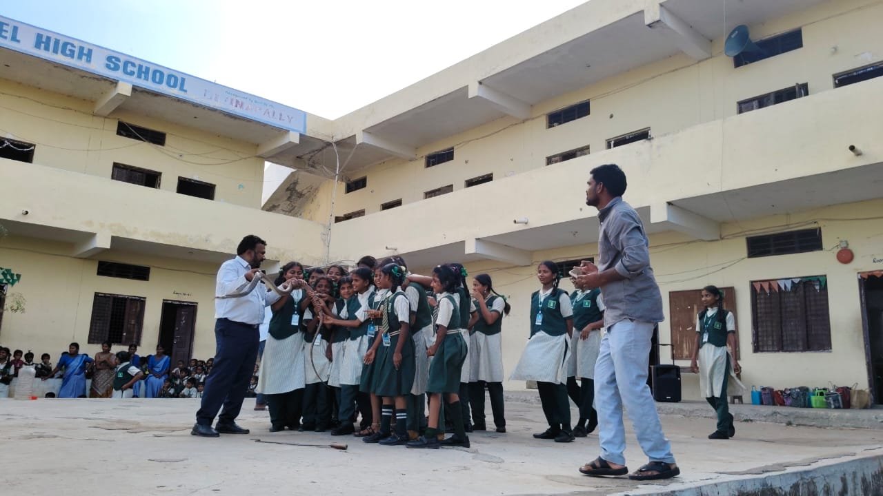 బిజినపల్లి :పాములతోనే పర్యావరణ సమతుల్యత: ఆల్ సెయింట్స్ పాఠశాలలో ప్రత్యేక కార్యక్రమం