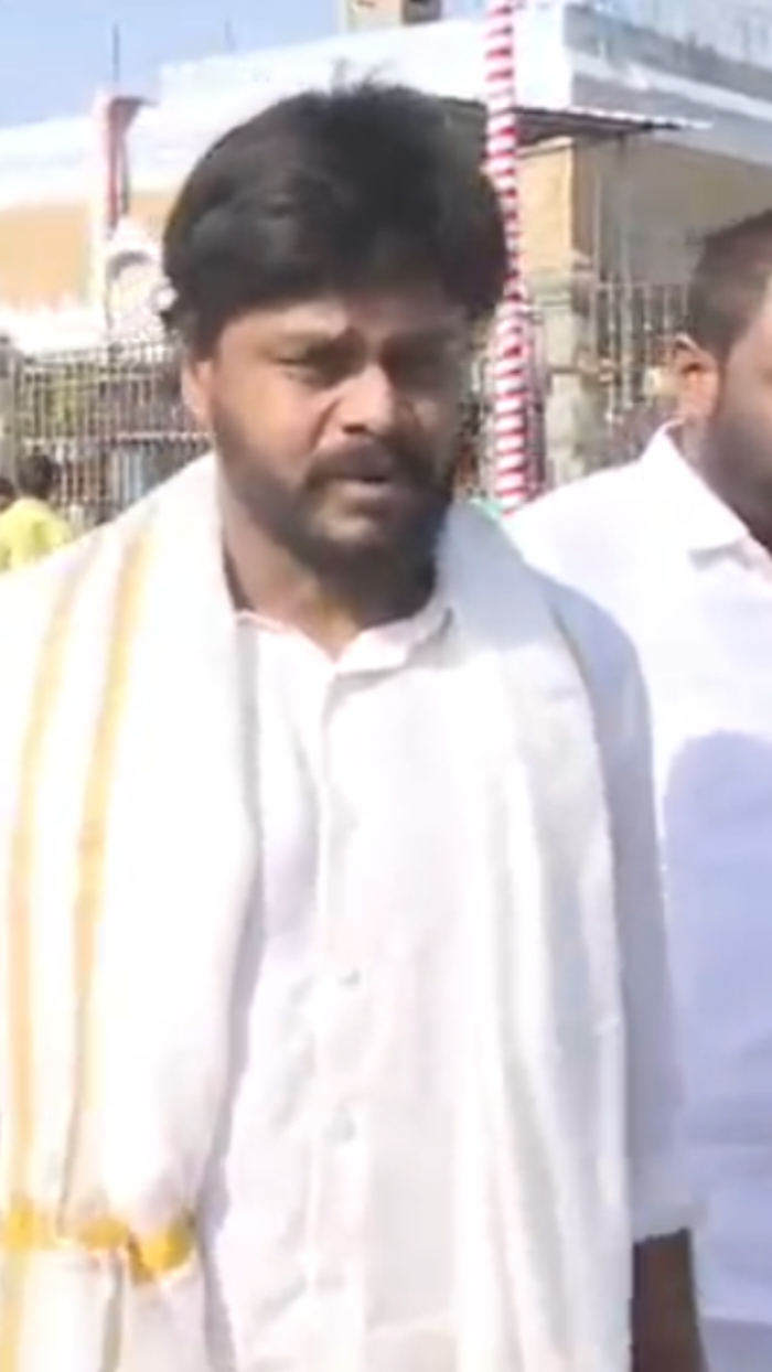 తిరుమల శ్రీవారిని దర్శించుకున్న సిని నటుడు సప్తగిరి.