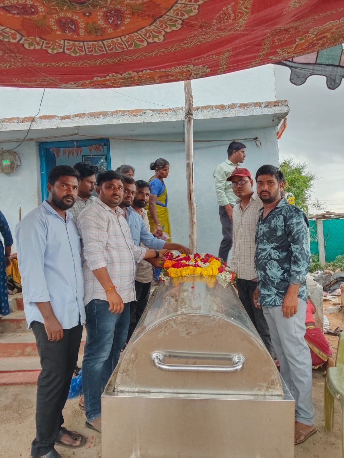 జీతాలు లేక ఇద్దరు లైసెన్స్ సర్వేయర్లు ఆత్మహత్య