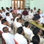 దివంగత నేత నర్సంపేట మాజీ ఎమ్మెల్యే సుదర్శన్ రెడ్డి గారి దశదిన కార్యక్రమాన్ని సలహా సూచనలు తీసుకుంటున్న పోచంపల్లి శ్రీనివాస్ రెడ్డి