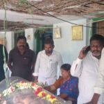 పకోడీలో తాళం చెవి.. వినియోగదారుడికి షాక్!