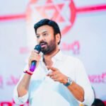 పత్రికా ప్రకటన *చిన్నమండెంలో స్వచ్ఛత కార్యక్రమాలను పరిశీలించిన జిల్లా కలెక్టర్ నిశాంత్ కుమార్.* *పరిశుభ్రతను జీవితంలో భాగంగా చేసుకోవాలి.* *– జిల్లా కలెక్టర్ నిశాంత్ కుమార్.* చిన్నమండెం, ఆగస్టు 22: శనివారం నిర్వహించే స్వర్ణ ఆంధ్ర–స్వచ్ఛ ఆంధ్ర కార్యక్రమంలో భాగంగా ఈ రోజు “ఆరోగ్యవంతమైనపాఠశాలలు–ఆరోగ్యవంతమైన ఆంధ్ర” థీమ్‌తో చేపట్టిన కార్యక్రమాల్లో జిల్లా కలెక్టర్ నిశాంత్ కుమార్ పాల్గొని, చిన్నమండెం గ్రామ పంచాయతీ పరిధిలో జరుగుతున్న పారిశుధ్య కార్యక్రమాలను పరిశీలించారు. ఈ సందర్భంగా జిల్లా కలెక్టర్ మాట్లాడుతూ పరిశుభ్రతను ప్రతి ఒక్కరూ తమ జీవితంలో భాగంగా చేసుకోవాలని పిలుపునిచ్చారు. పరిశుభ్రమైన పాఠశాలలు, ఆరోగ్యకరమైన పరిసరాలు విద్యార్థుల ఆరోగ్యానికి ఎంతో ముఖ్యమని తెలిపారు. చిన్నమండెంలోని ప్రాథమిక పాఠశాల (ఉర్దూ)ను జిల్లా కలెక్టర్ సందర్శించి పాఠశాల పరిసరాల్లో నిర్వహిస్తున్న స్వచ్ఛత కార్యక్రమాలను పరిశీలించారు. విద్యార్థుల్లో వ్యక్తిగత పరిశుభ్రత, మరుగుదొడ్ల నిర్వహణ, తాగునీటి సౌకర్యం, చేతుల పరిశుభ్రతపై అవగాహన కల్పించేందుకు చేపడుతున్న చర్యలను అడిగి తెలుసుకున్నారు. పాఠశాల పరిసరాలను ఎప్పటికప్పుడు పరిశుభ్రంగా ఉంచాలని సూచించారు. అనంతరం గ్రామ పంచాయతీ పరిధిలోని వీధి డ్రెయిన్లతో పాటు హైవే రోడ్డుకు సమీపంలో ఉన్న పెద్ద కాలువను జిల్లా కలెక్టర్ పరిశీలించారు. కాలువల్లో పేరుకుపోయిన వ్యర్థాలను వెంటనే తొలగించి, డ్రెయిన్లలో నీరు సక్రమంగా ప్రవహించేలా చర్యలు తీసుకోవాలని సంబంధిత అధికారులను ఆదేశించారు. కాలువల్లో చెత్త వేయకుండా ప్రజలకు అవగాహన కల్పించాలని, నిబంధనలు ఉల్లంఘించే వారికి నోటీసులు జారీ చేయాలని సూచించారు. పరిశుభ్రత అనేది ఒక్కరోజు నిర్వహించే కార్యక్రమం కాదని, నిరంతర ప్రక్రియగా కొనసాగాలని జిల్లా కలెక్టర్ పేర్కొన్నారు. గ్రామాలు, పాఠశాలలు, ప్రధాన రహదారులు, డ్రెయిన్లు, పరిసరాలను పరిశుభ్రంగా ఉంచడం ద్వారా ఆరోగ్యకరమైన వాతావరణాన్ని కల్పించవచ్చని తెలిపారు. చెత్తను ఎక్కడపడితే అక్కడ వేయకుండా తడి, పొడి చెత్తను వేర్వేరుగా సేకరించి, చెత్త నుంచి సంపద తయారీకి చర్యలు చేపట్టాలని సూచించారు. ఈ కార్యక్రమంలో ఎంపీడీవో శ్రీధర్ రెడ్డి, ఎమ్మార్వో రామాంజనేయులు, సంబంధిత అధికారులు, పంచాయతీ సిబ్బంది, పాఠశాల సిబ్బంది తదితరులు పాల్గొన్నారు. ——————–////———————— ఏపిఆర్ఓ, అన్నమయ్య జిల్లా