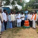 ఆకేపాటి ఎస్టేట్‌లో ఆత్మీయంగా రక్షాబంధన్ వేడుకలు ఎమ్మెల్యే ఆకేపాటి అమర్నాథ్ రెడ్డికి రాఖీ కట్టిన ఏకుల రాజేశ్వరి రెడ్డి