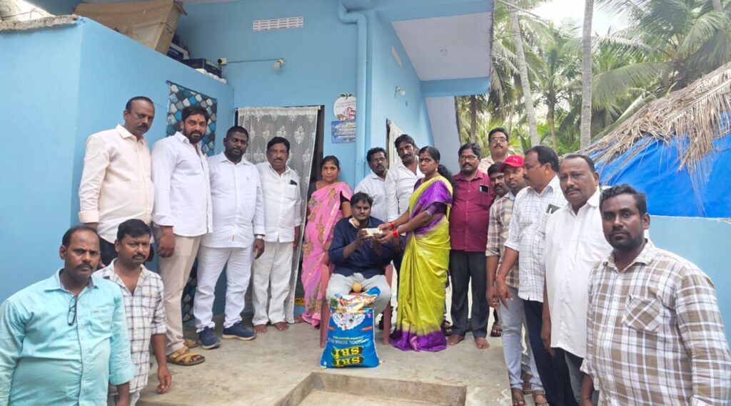 డయాలసిస్ కంప్లైంట్ తో బాధపడుతున్న కుటుంబానికి వెన్నపు లలిత ఆర్థిక సహాయం