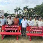 పార్కుకు సిమెంట్ బెంచీల వితరణ
