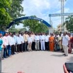 మనుబోలులో కారు ఢీకొని తండ్రి, కొడుకుకు తీవ్ర గాయాలు