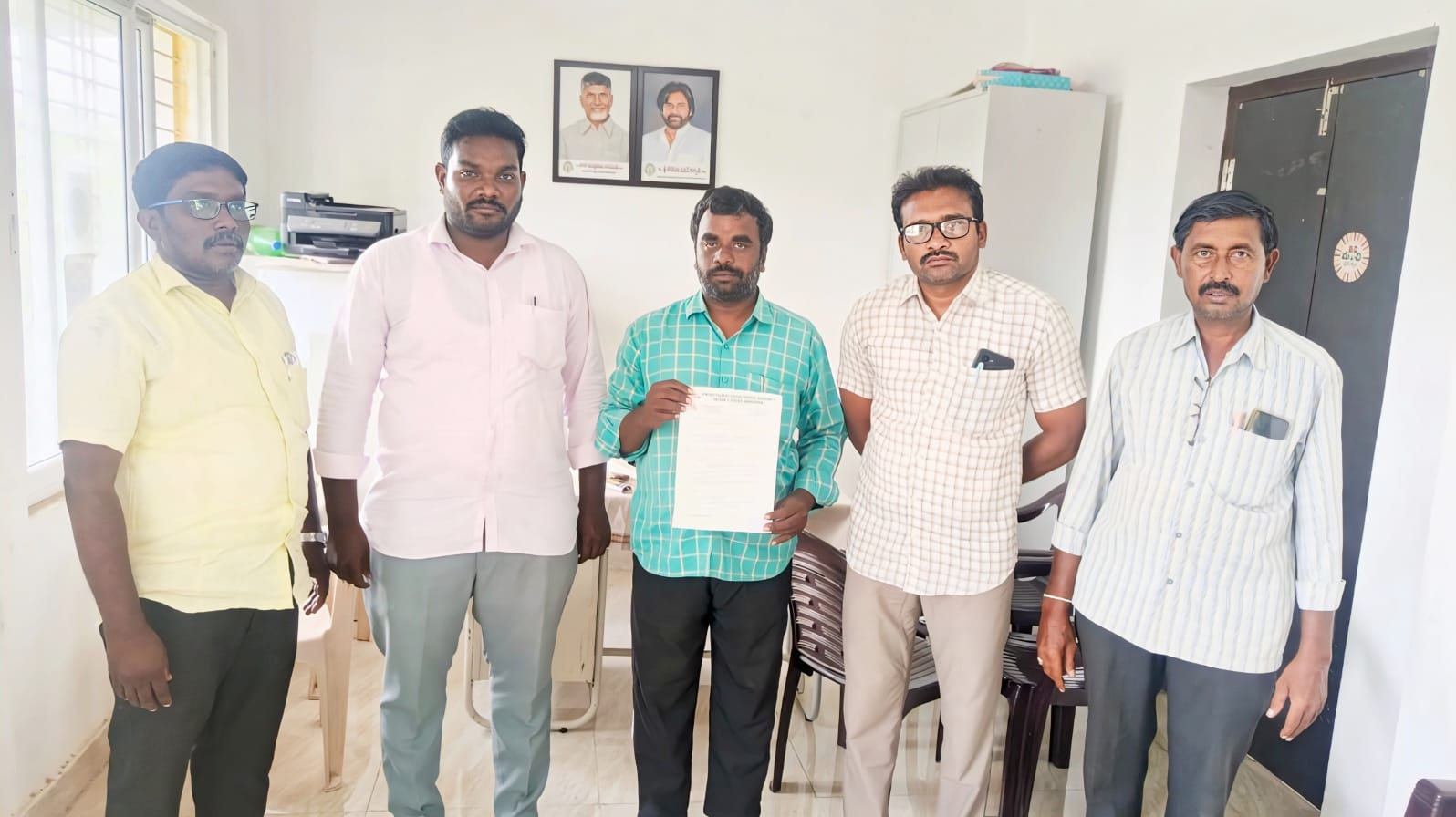 వీఆర్ఏల సమస్యలపై అసెంబ్లీలో చర్చించాలి.