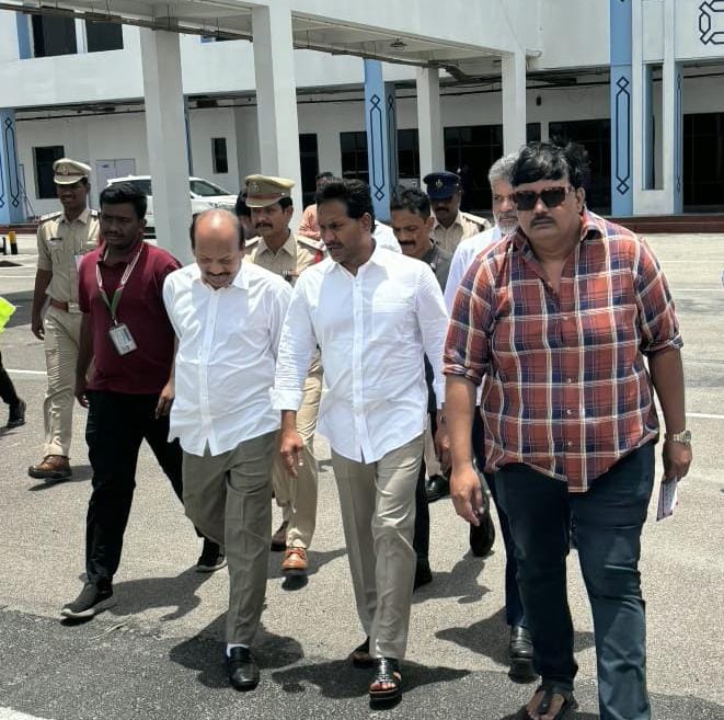 హైదరాబాద్‌లో వైఎస్ జగన్‌కు ఘన స్వాగతం