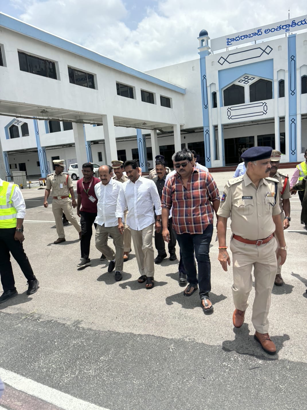 హైదరాబాద్‌లో వైఎస్ జగన్‌కు ఘన స్వాగతం