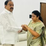 కలెక్టర్కు రాఖీ కట్టిన విజ్ఞాన భారతి పాఠశాల విద్యార్థినులు