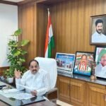 ఖానాపూర్ మండలానికి చెందిన వెంగళ లక్ష్మీ మృతదేహానికి నివాళులర్పించిన. ఖానాపురం సర్పంచ్ దాసరి రమేష్.