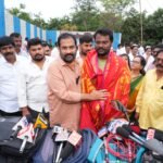 తెలంగాణ బీసీ గ్రాడ్యుయేట్స్ ఫోరం రాష్ట్ర అధ్యక్షులు బిజెపి నాయకులు అబ్బగోని అశోక్ గౌడ్ సల్మానించారు,