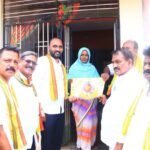 కాగితాలపూర్ క్రాస్ రోడ్ వద్ద రోడ్డు ప్రమాదం.. దంపతులకు తీవ్ర గాయాలు