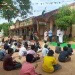 స్వాతంత్ర్య దినోత్సవం సందర్భంగా రక్తదాన శిబిరం నంద్యాల, ఆగస్టు 15: 80వ స్వాతంత్ర్య దినోత్సవం సందర్భంగా శ్రీనివాస్ నగర్‌లోని వందే మార్ట్ (వి మార్ట్) ఆధ్వర్యంలో విజయ బ్లడ్ బ్యాంక్ సహకారంతో రక్తదాన శిబిరం నిర్వహించారు. డాక్టర్ రవి కృష్ణ, డాక్టర్ వసుధ, డాక్టర్ లక్ష్మీ సౌజన్య, డాక్టర్ మాధవి శిబిరాన్ని ప్రారంభించారు. ఈ సందర్భంగా డాక్టర్ రవి కృష్ణ మాట్లాడుతూ స్వాతంత్ర్య దినోత్సవ వేడుకల్లో రక్తదాన శిబిరం నిర్వహించడం అభినందనీయమన్నారు. శిబిరంలో 40 మంది దాతలు రక్తదానం చేశారు. రక్తదాతలకు పండ్లు, ప్రశంసా పత్రాలు అందజేశారు. కార్యక్రమంలో వందే మార్ట్ నిర్వాహకులు మల్లికార్జున రెడ్డి, రాఘవేంద్ర, భరత్ కుమార్ రెడ్డి, గణేష్ రెడ్డి తదితరులు, విజయ బ్లడ్ బ్యాంక్ ప్రతినిధులు, సిబ్బంది పాల్గొన్నారు.