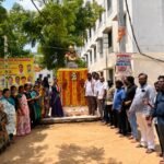 విశాఖపట్నం జూపార్క్ సమీపంలో పోలీస్ ఎస్కార్ట్ వాహనాన్ని లారీ ఢీకొట్టిన ప్రమాదం గురువారం ఉదయం చోటుచేసుకుంది.