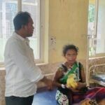 మాజీ ఏజీపీ సతీమణికి రూ.70 వేల సీఎంఆర్ఎఫ్ చెక్కు..