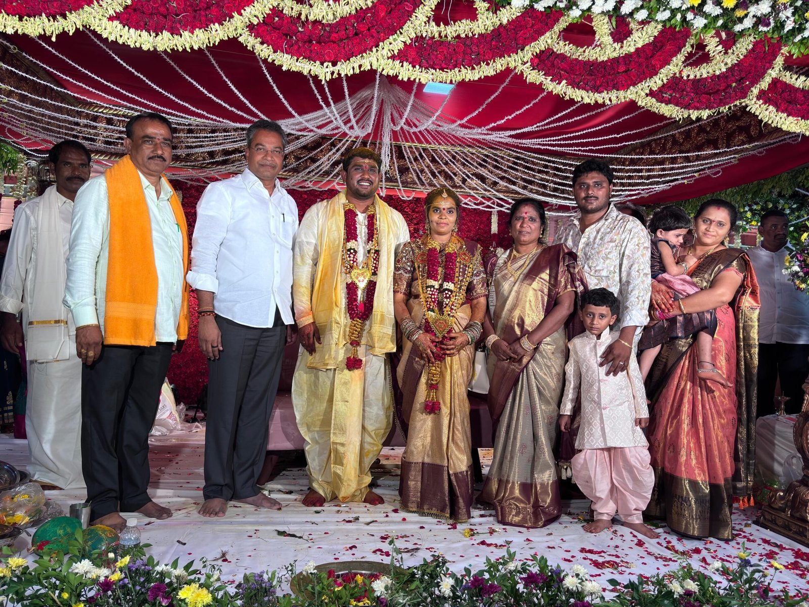 సాయిబాబా–దివ్య వివాహ వేడుకలో పాల్గొన్న ఎమ్మెల్యే వసంత కృష్ణప్రసాదు గారు.