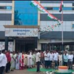 చికెన్ షాపులు మూసివేసి స్వాతంత్ర్య వేడుకల్లో పాల్గొన్న నిర్వాహకులు
