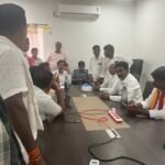 ముఖ్యమంత్రి శ్రీ నారా చంద్రబాబు నాయుడు మర్యాదపూర్వకంగా కలిసిన ఎమ్మెల్యే వి.ఎం. థామస్ మరియు వెదురుకుప్పం మండల అధ్యక్షుడు గురసాల కిషన్ చంద్*