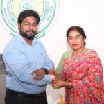 *గిరిజన విద్యార్థులకు విద్యా సామాగ్రి పంపిణీ.* } {*పున్నమి న్యూస్ రిపోర్టర్ హరికృష్ణ ఆగస్టు 28 కోట మండలం,*}