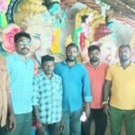 *ఈరోజు వినాయక చవితి పండుగను పురస్కరించుకొని రెడ్డిగూడెం, మిట్టగూడెం గ్రామంలో నందు ఏర్పాటు చేసిన గణపతికి పూజా కార్యక్రమంలో పాల్గొని విఘ్నేశ్వరుని ఆశీస్సులతో అందరి ఇళ్లలో సుఖసంతోషాలు, ఆయురారోగ్యాలు వెల్లివిరియాలని ఆకాంక్షిస్తూ, అన్నదానం కార్యక్రమం లో పాల్గొన్న వైఎస్సార్ కాంగ్రెస్ పార్టీ సీనియర్ నాయకులు, రెడ్డిగూడెం మండల జడ్పీటీసీ సభ్యులు పాలంకి విజయభాస్కర్ రెడ్డి గారు మరియు వైస్సార్సీపీ ఎన్టీఆర్ జిల్లా జనరల్ సెక్రెటరీ ఉయ్యారు భరత్ కుమార్ రెడ్డి గారు ,వైస్సార్సీపీ ఎన్టీఆర్ జిల్లా రైతు విభాగం జనరల్ సెక్రెటరీగ బత్తుల వెంకటేశ్వర రెడ్డి(పెదబాబు )గారు,వైస్సార్సీపీ ఎన్టీఆర్ జిల్లా కార్యనిర్వహణ కార్యదర్శి పాలంకి సురేష్ రెడ్డి గారు,బత్తుల నాగిరెడ్డి గారు,అలవాల నర్సారెడ్డి గారు,కోటిరెడ్డి గారు, తిరుపతి రెడ్డి గారు,బిల్లా ప్రసాద్ రెడ్డి గారు ,కార్తీక్ రెడ్డి గారు తదితరులు పాల్గొన్నారు..*