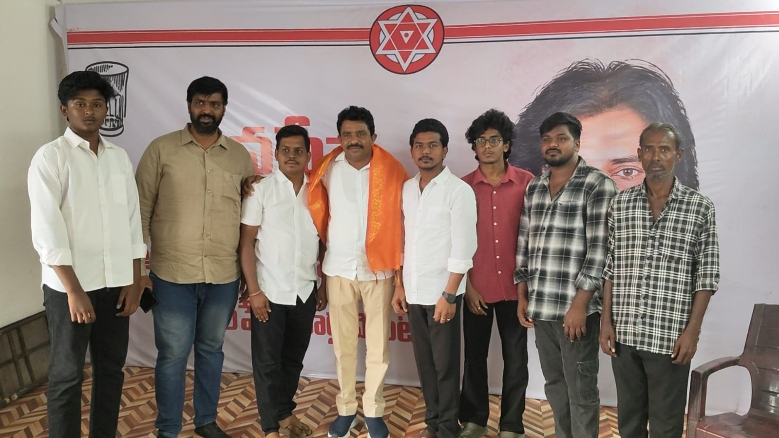 **ఈ రాష్ట్ర కూటమి ప్రభుత్వాన్ని సూటుగా ప్రశ్న ఇస్తున్న *బుర్రి ప్రతాప్* వైయస్సార్సీపి ఎన్టీఆర్ జిల్లా అధికార ప్రతినిధి* ‘పల్లె పండుగ’ పేరుతో ప్రచార ఆర్భాటం.. పల్లెల్లో సమస్యలు మాత్రం అలాగే! కరువు కాటులో గ్రామీణ ఆంధ్రప్రదేశ్‌.. తాగునీరు, సాగునీటి కోసం ప్రజల అవస్థలు రైతులకు ఉపశమనం ఎప్పుడు? ఆర్భాట కార్యక్రమాలకే ప్రాధాన్యమా? అమరావతి, సెప్టెంబర్ 29: ఆంధ్రప్రదేశ్‌లో గ్రామీణ ప్రాంతాలు కరువు, తాగునీరు–సాగునీటి కొరత, వ్యవసాయ ఇబ్బందులతో సతమతమవుతున్న సమయంలో ‘పల్లె పండుగ’ పేరుతో కూటమి ప్రభుత్వం పెద్ద ఎత్తున ప్రచార కార్యక్రమాలు నిర్వహిస్తోందని వైఎస్సార్‌సీపీ వర్గాలు విమర్శిస్తున్నాయి. సాధారణంగా గ్రామాల్లో జరిగే గుంతల పూడ్చివేత, రోడ్ల పక్కన పిచ్చిమొక్కల తొలగింపు వంటి పనులను కూడా భారీ ప్రచార కార్యక్రమాలుగా చూపుతున్నారని ఆరోపిస్తున్నాయి. గ్రామాల్లో నిజమైన పండుగ వాతావరణం రావాలంటే రైతుల ఇళ్లలో సంతోషం ఉండాలని, వ్యవసాయ కూలీలకు నిరంతర ఉపాధి లభించాలని, ప్రభుత్వ పాఠశాలల్లో సౌకర్యాలు మెరుగుపడాలని, ఆరోగ్య కేంద్రాల్లో మందులు అందుబాటులో ఉండాలని, ప్రతి కుటుంబానికి సురక్షితమైన తాగునీరు లభించాలని, ప్రభుత్వ సేవలు ప్రజల ఇళ్లకు లేదా గ్రామస్థాయిలో సులభంగా అందాలని కథనం పేర్కొంది. — రూ.కోటి పనులపై నకిలీ పత్రాల ఆరోపణలు! పవన్‌ కల్యాణ్‌ ఆధ్వర్యంలోని శాఖకు సంబంధించిన వ్యవహారంలో అవినీతి ఆరోపణలు వెలుగులోకి వచ్చాయని కథనం పేర్కొంది. మడకశిర నియోజకవర్గంలోని రొల్ల మండలంలో దాదాపు రూ.కోటి విలువైన పనులకు నకిలీ పత్రాలు తయారు చేశారనే ఆరోపణలు వచ్చాయి. ఎంపీడీవో శ్రీనివాసరావు, వైఎస్సార్‌సీపీ ఎంపీపీ సుమ సంతకాన్ని ఫోర్జరీ చేసి, పనులు పూర్తికాకుండానే నిధులు డ్రా చేసేందుకు ప్రయత్నించారనే ఆరోపణలు కథనంలో ఉన్నాయి. రాష్ట్రవ్యాప్తంగా ఇలాంటి వ్యవహారాలు ఇంకా ఎన్ని ఉన్నాయనే ప్రశ్నను కూడా కథనం లేవనెత్తింది. అయితే ఈ ఆరోపణలపై సంబంధిత అధికారుల వివరణ కథనంలో ఇవ్వలేదు. — కరువు పరిస్థితులపై ముందస్తు చర్యలు ఎక్కడ? వర్షపాతం, ఉష్ణోగ్రతలపై ఎల్‌నినో ప్రభావం ఉండే అవకాశం ఉందని ప్రపంచ వాతావరణ సంస్థ జూన్‌లోనే హెచ్చరించిందని కథనం పేర్కొంది. నీటి నిల్వలను ముందుగానే నిర్వహించడం, ప్రత్యామ్నాయ పంటలకు రైతులను సిద్ధం చేయడం, పశుగ్రాస నిల్వలు ఏర్పాటు చేయడం, తాగునీటి వనరులను రక్షించడం వంటి చర్యలు అవసరమని అందులో ప్రస్తావించింది. విశాఖపట్నంలో తాగునీటి కోసం ప్రజలు ఆందోళనలకు దిగారని, రాయలసీమతో పాటు ఇతర ప్రాంతాల్లోనూ భూగర్భ జలమట్టాలు పడిపోయాయని కథనం తెలిపింది. కృష్ణా డెల్టా సహా పలు ప్రాంతాల్లో సాగునీరు అందక పంటలు ఎండిపోతున్నాయని పేర్కొంది. 513 మండలాల్లో కరువు పరిస్థితులు? ప్రభుత్వ సమీక్షలో అధికారులు తెలిపిన వివరాల ప్రకారం 513 మండలాల్లో కరువు పరిస్థితులు ఉన్నట్లు కథనం పేర్కొంది. వాటిలో 268 మండలాల్లో తీవ్ర పరిస్థితులు, 245 మండలాల్లో మధ్యస్థ పరిస్థితులు ఉన్నట్లు వివరించింది. అయినప్పటికీ కరువు ప్రభావిత మండలాల అధికారిక ప్రకటన ఆలస్యమవుతోందని కథనం విమర్శించింది. — రైతు భరోసా కేంద్రాలు బలహీనపడ్డాయా? గత వైఎస్సార్‌సీపీ ప్రభుత్వ హయాంలో 10,778 రైతు భరోసా కేంద్రాలు ఏర్పాటు చేసి విత్తనాల నుంచి పంట కొనుగోలు వరకు రైతులకు సేవలు అందించారని కథనం పేర్కొంది. సబ్సిడీపై విత్తనాలు, ఎరువులు, పురుగుమందులు అందించడం, రైతులకు వ్యవసాయ నిపుణుల సలహాలు ఇవ్వడం వంటి కార్యక్రమాలు జరిగేవని తెలిపింది. ప్రస్తుతం ఆ వ్యవస్థ బలహీనపడిందని, రైతులు ఎరువుల కోసం దుకాణాల వద్ద రోజుల తరబడి వేచి ఉండాల్సి వస్తోందని, వ్యవసాయ ఇన్‌పుట్స్‌ బ్లాక్‌మార్కెట్‌కు మళ్లుతున్నాయని కథనం ఆరోపించింది. రైతు భరోసా కేంద్రాల ద్వారా పంట కొనుగోలు వ్యవస్థ కూడా గతంలో ఉన్న స్థాయిలో పనిచేయడం లేదని పేర్కొంది. — ప్రకటనలు ఎక్కువ.. రైతులకు ఉపశమనం ఎక్కడ? రైతులను తోట పంటల వైపు మళ్లించాలని ప్రభుత్వం సూచిస్తోందని కథనం తెలిపింది. తోట పంటల రక్షణ కోసం రూ.190 కోట్లు కేటాయించినట్లు చంద్రబాబు నాయుడు సమీక్షలో పేర్కొన్నారని అందులో ఉంది. అయితే ఇప్పటికే సాగులో ఉన్న పంటలకే నీటి కొరత ఏర్పడుతున్న పరిస్థితుల్లో కొత్తగా తోట పంటలను విస్తరించాలని సూచించడం కంటే ముందుగా ప్రస్తుత పంటలను రక్షించాల్సిన అవసరం ఉందనే అభిప్రాయాలను కథనం ప్రస్తావించింది. 2025లో 393 మంది రైతులు, 2,472 మంది వ్యవసాయ కూలీలు ఆత్మహత్యలకు పాల్పడ్డారని కథనంలో పేర్కొంది. — గ్రామీణ పాలనలో మార్పులపై విమర్శలు 2019–2024 మధ్య వైఎస్సార్‌సీపీ ప్రభుత్వం గ్రామ, వార్డు సచివాలయాల ద్వారా ప్రభుత్వ సేవలను స్థానికంగా అందించే విధానాన్ని అమలు చేసిందని కథనం పేర్కొంది. గ్రామ, వార్డు సచివాలయాల ద్వారా స్థానికంగా ప్రభుత్వ సేవలు అందించడంతో పాటు, వాలంటీర్ల వ్యవస్థ ద్వారా సంక్షేమ పథకాలు, ఇతర ప్రభుత్వ సేవలను ప్రజల ఇళ్ల వద్దకు తీసుకెళ్లినట్లు కథనం వివరించింది. కోవిడ్‌ సమయంలో వాలంటీర్లు జ్వర సర్వేలు, రోగుల గుర్తింపు, మందుల పంపిణీ వంటి సేవల్లో పాల్గొన్నారని పేర్కొంది. ఎన్నికలకు ముందు వాలంటీర్లకు రూ.10,000 వేతనం ఇస్తామని చంద్రబాబు నాయుడు, పవన్‌ కల్యాణ్‌ హామీ ఇచ్చారని, అధికారంలోకి వచ్చిన తర్వాత వాలంటీర్‌ వ్యవస్థనే రద్దు చేశారని కథనం పేర్కొంది. ఈ విషయంపై ప్రభుత్వం నుంచి వేరే వివరణ కథనంలో లేదు. — ప్రభుత్వ పాఠశాలలు.. విద్యార్థుల సంఖ్య తగ్గుతోందా? పేద, మధ్యతరగతి కుటుంబాల పిల్లలు చదివే ప్రభుత్వ పాఠశాలల అభివృద్ధికి గత ప్రభుత్వం నాడు–నేడు కార్యక్రమం కింద నిధులు ఖర్చు చేసిందని కథనం పేర్కొంది. 15,713 పాఠశాలల అభివృద్ధికి రూ.8,524 కోట్లు ఖర్చు చేసినట్లు తెలిపింది. మరో 22,312 పాఠశాలల్లో చేపట్టిన పనులు ప్రభుత్వం మారిన తర్వాత నిలిచిపోయాయని కథనం ఆరోపించింది. ఇంగ్లిష్‌ మీడియం, సీబీఎస్‌ఈ, ఐబీ కార్యక్రమాలు నిలిచిపోయాయని, TOEFL శిక్షణ, 8వ తరగతి విద్యార్థులకు ట్యాబ్లెట్ల పంపిణీ, ద్విభాషా పాఠ్యపుస్తకాలు వంటి కార్యక్రమాలు కూడా కొనసాగడం లేదని కథనం పేర్కొంది. ప్రభుత్వ పాఠశాలల్లో విద్యార్థుల సంఖ్య 40,50,031 నుంచి 34,61,612కు తగ్గిందని కథనంలో గణాంకాలు ఉన్నాయి. రెండేళ్లలో సుమారు 4.64 లక్షల మంది విద్యార్థులు బయటకు వెళ్లారని, 2026–27లో మరో లక్ష మంది ప్రభుత్వ పాఠశాలలను వీడినట్లు పేర్కొంది. — గ్రామీణ వైద్యం.. సమస్యల వలయంలోనా? గ్రామీణ ప్రజలకు వైద్య సేవలు అందించే ప్రభుత్వ వ్యవస్థపై కూడా కథనం పలు విమర్శలు చేసింది. గత ప్రభుత్వం 17 ప్రభుత్వ వైద్య కళాశాలల ఏర్పాటుకు చర్యలు తీసుకుందని, ప్రస్తుత ప్రభుత్వం వాటిని పీపీపీ విధానంలోకి తీసుకెళ్లే ప్రయత్నం చేస్తోందని కథనం పేర్కొంది. ఆరోగ్యశ్రీని బీమా ఆధారిత విధానం వైపు మార్చుతున్నారని కూడా అందులో ఆరోపించింది. గతంలో 104 మొబైల్ మెడికల్ యూనిట్లు గ్రామాలకు వెళ్లి వైద్య సేవలు అందించేవని, ప్రస్తుతం వాటిలో అనేక వాహనాలు పనిచేయకుండా ఉన్నాయని కథనం పేర్కొంది. అలాగే 10,132 విలేజ్ హెల్త్ క్లినిక్‌లు ఏర్పాటు చేశారని, ఒక్కో 2,500 మంది జనాభాకు ఒక క్లినిక్‌ చొప్పున ఈ వ్యవస్థను రూపొందించినట్లు కథనంలో ఉంది. గిరిజన ప్రాంతాల్లో రూ.246 కోట్లతో చేపట్టిన మల్టీ స్పెషాలిటీ ఆసుపత్రుల పనులు నెమ్మదించాయని లేదా నిలిచిపోయాయని పేర్కొంది. ప్రభుత్వ ఆసుపత్రుల్లో మందులు, సిరంజీలు, శస్త్రచికిత్స సామగ్రి కొరత ఉందని కథనం ఆరోపించింది. గత ప్రభుత్వ హయాంలో WHO, GMP ప్రమాణాలకు అనుగుణంగా 562 రకాల మందులు అందుబాటులో ఉండేవని పేర్కొంది. — నాడు–నేడు నిధులు.. ఆగిపోయిన పనులపై ప్రశ్నలు నాడు–నేడు కార్యక్రమం కింద 11 బోధనా ఆసుపత్రుల అభివృద్ధికి రూ.3,820 కోట్లు, ఏరియా ఆసుపత్రులు, కమ్యూనిటీ హెల్త్ సెంటర్లు, ప్రాథమిక ఆరోగ్య కేంద్రాల కోసం మరో రూ.1,223 కోట్లు ఖర్చు చేసినట్లు కథనం పేర్కొంది. మిగిలిన పనులు నిలిచిపోయాయని తెలిపింది. పలాస కిడ్నీ రీసెర్చ్‌ సెంటర్‌లో నిపుణులను తొలగించారని, మార్కాపురం కిడ్నీ సెంటర్‌ నిర్మాణం ఆగిపోయిందని కూడా కథనం పేర్కొంది. — పల్లె పండుగ అంటే.. ప్రజల జీవితాల్లో వెలుగులు రావాలి! గ్రామాల్లో ప్రజలు తాగునీటి కోసం ఇబ్బంది పడుతూ, రైతులు సాగునీటి కోసం ఎదురుచూస్తూ, పంటలు ఎండిపోతున్న సమయంలో కేవలం సిమెంట్‌ రోడ్ల ప్రారంభోత్సవాలను ‘పల్లె పండుగ’గా ప్రచారం చేయడంపై కథనం ప్రశ్నలు లేవనెత్తింది. గ్రామీణ ప్రాంతాల్లో కరువు, నీటి కొరత, రైతుల సమస్యలు, పాఠశాలలు, ఆరోగ్య సేవలు వంటి ప్రాథమిక సమస్యలకు పరిష్కారం లభించినప్పుడే పల్లె ప్రజలకు నిజమైన పండుగ వాతావరణం ఏర్పడుతుందని కథనం ముగింపులో పేర్కొంది.