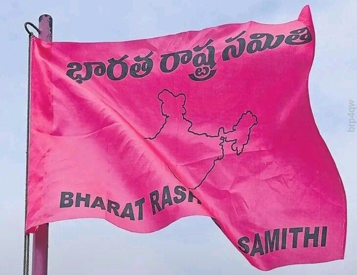 ఫుట్‌పాత్‌పై వ్యాపారం..పొంచి ఉన్న పెను ప్రమాదం