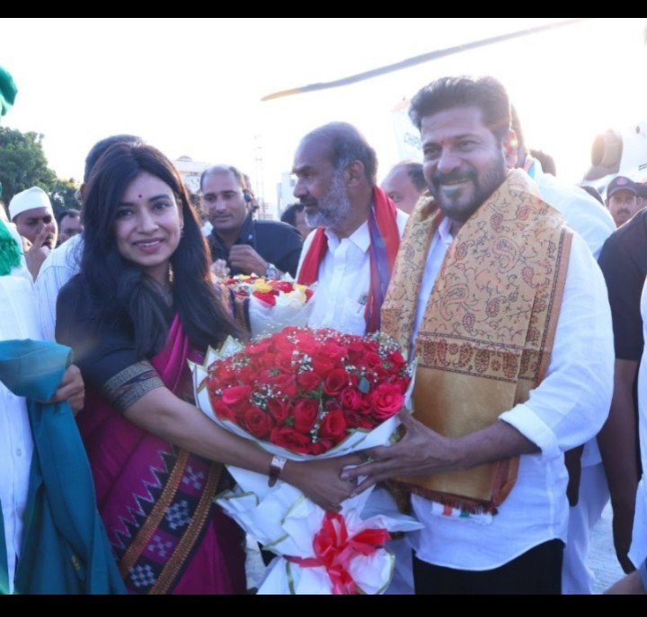 ప్రభుత్వ డీకేటీ భూమిపై ఆక్రమణలు..